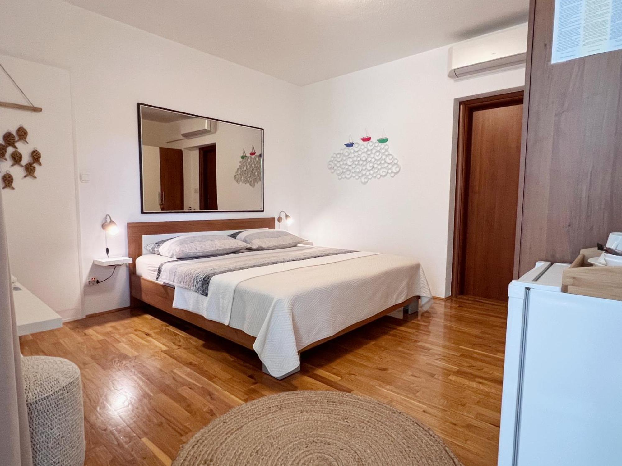 Room Tai - Spacious And Comfy With Private Terrace Hvar Town Eksteriør billede